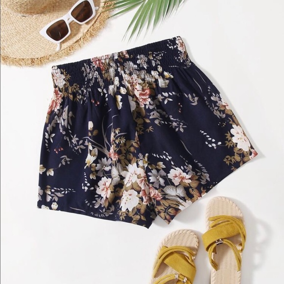 SHEIN Pants - Nwt floral shorts
